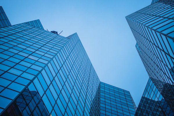 Comment sélectionner une montre habillée qui complète un look formel féminin?