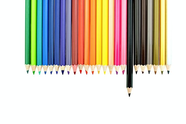 Quelles couleurs de foulards privilégier pour rehausser une tenue hivernale terne?